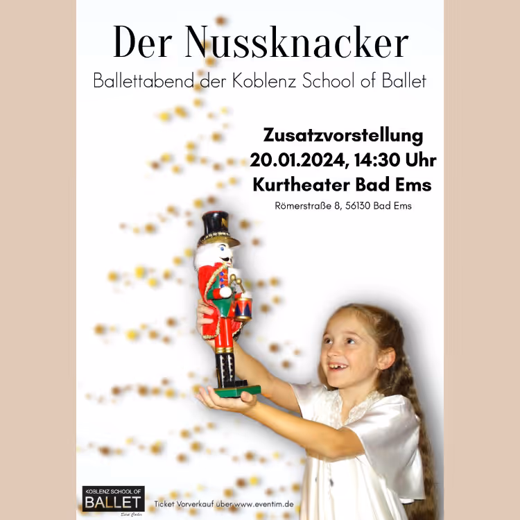 Ein Mädchen in weißem Kleid hält eine rote Nussknacker-Figur hoch, Werbung für Ballettabend 'Der Nussknacker' der Koblenz School of Ballet mit Zusatzvorstellung am 20.01.2024 im Kurtheater Bad Ems.